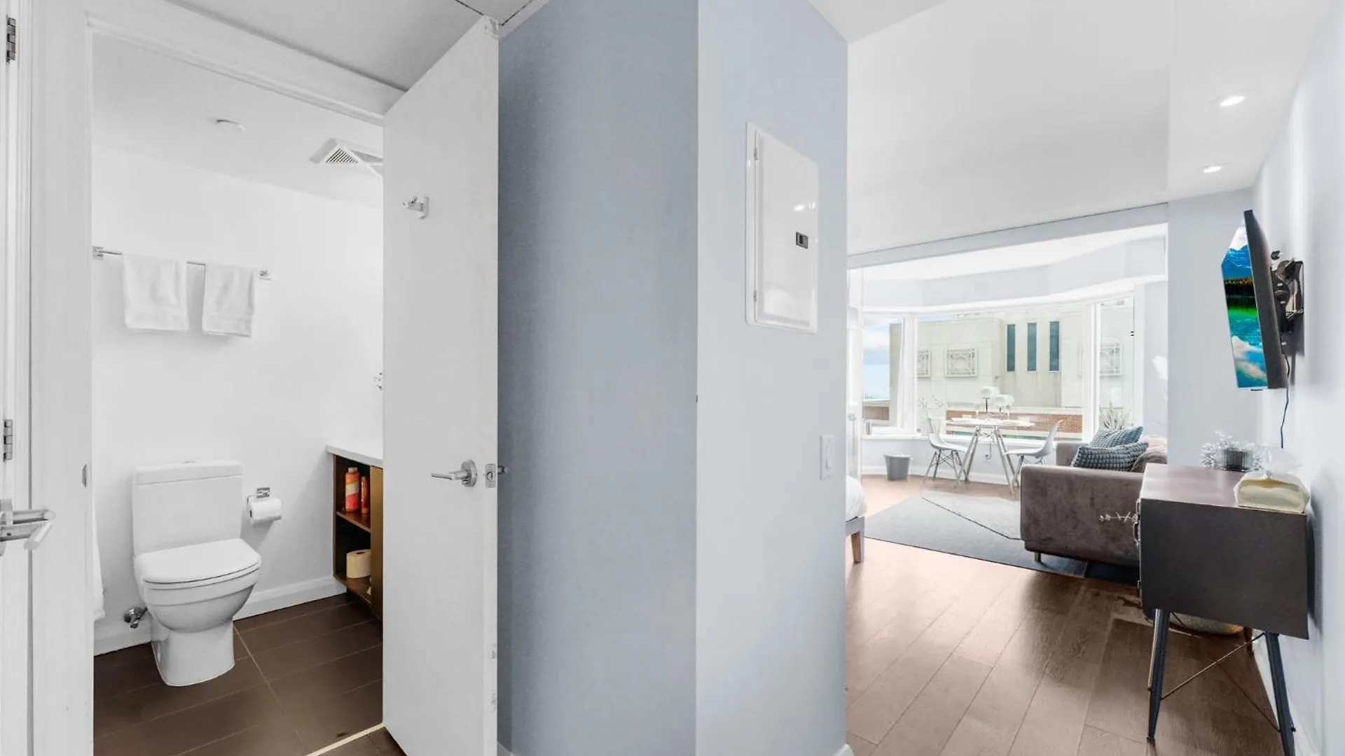 Downtown Toronto Condo With Gym & Subway Access Apartment