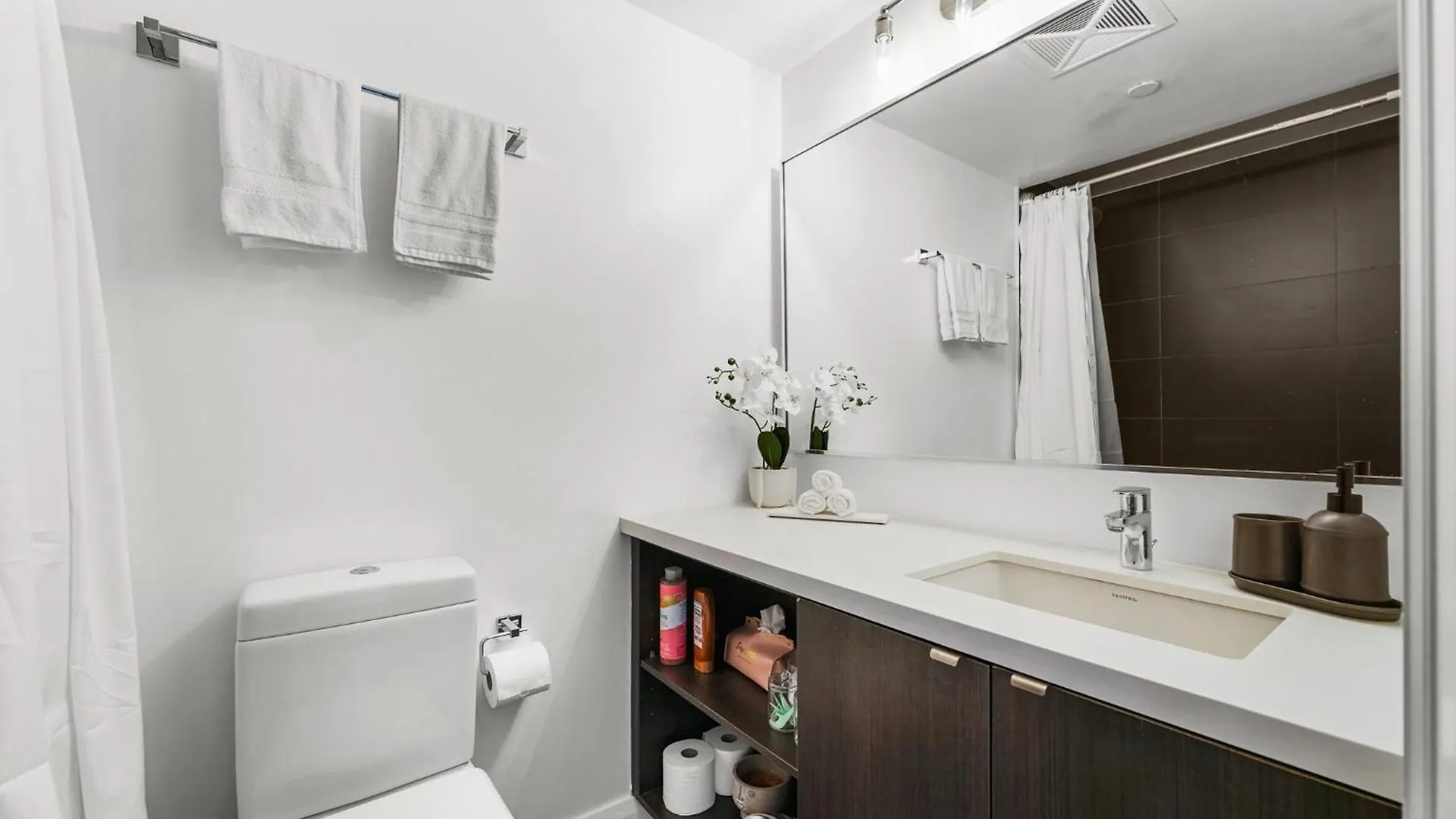 Downtown Toronto Condo With Gym & Subway Access Canada