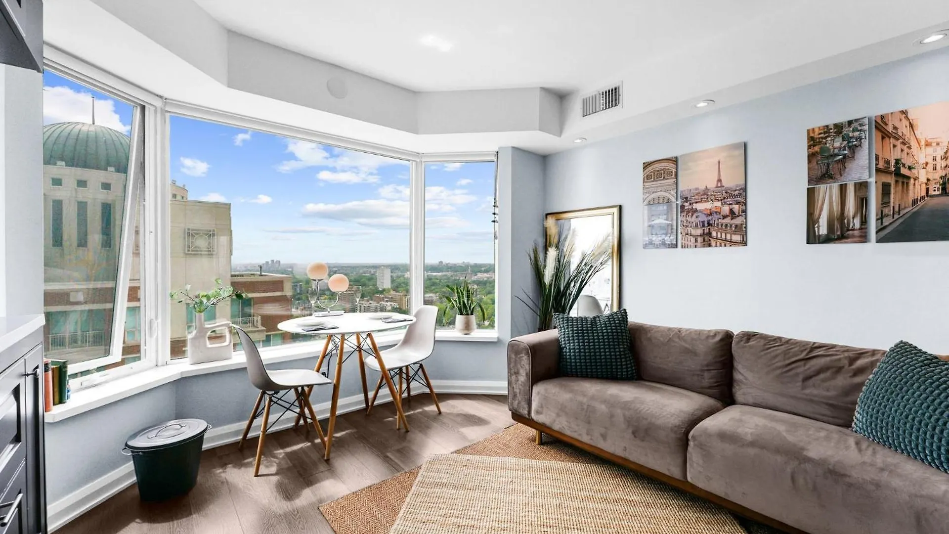 Downtown Toronto Condo With Gym & Subway Access