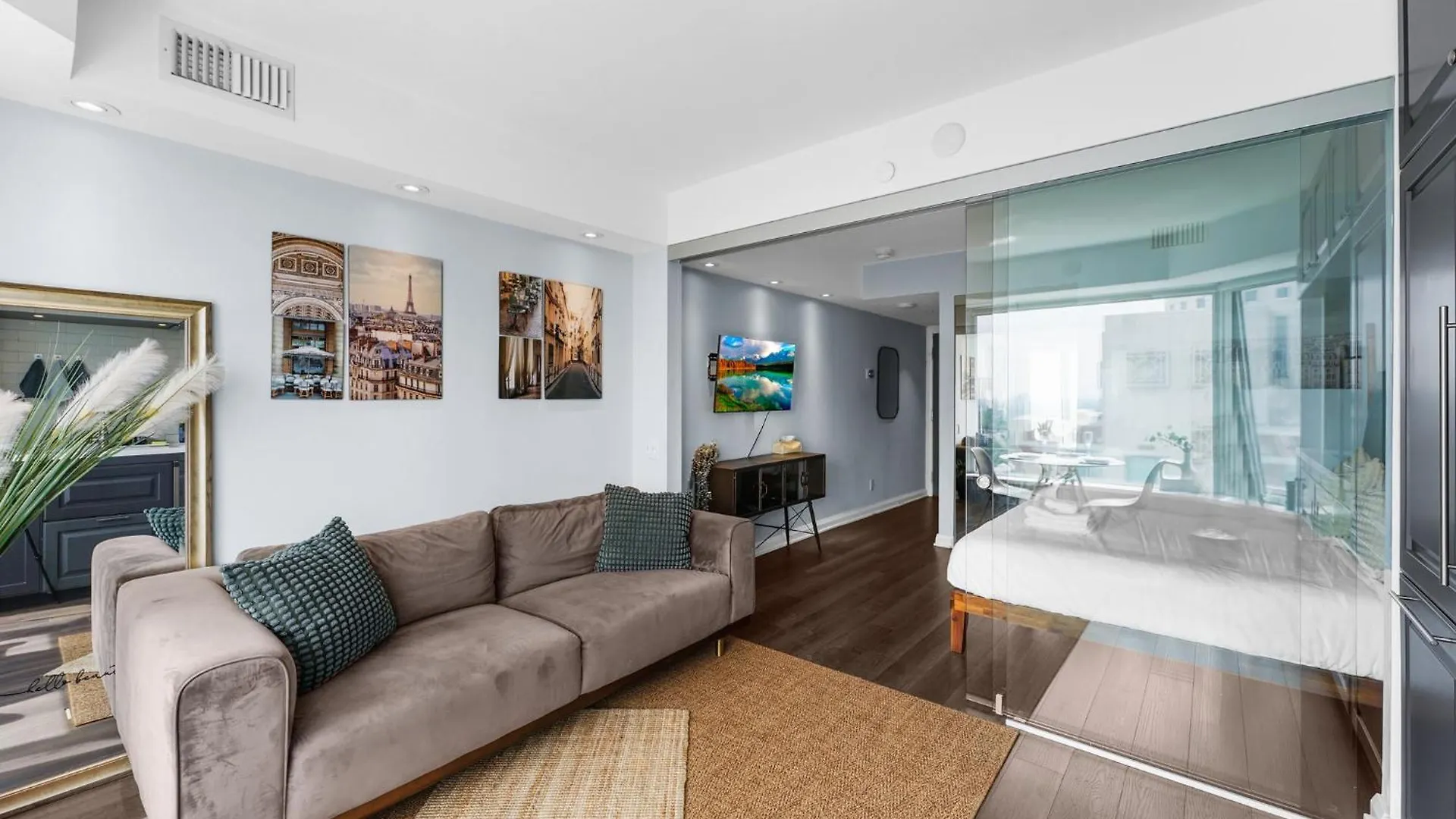 Downtown Toronto Condo With Gym & Subway Access Apartment