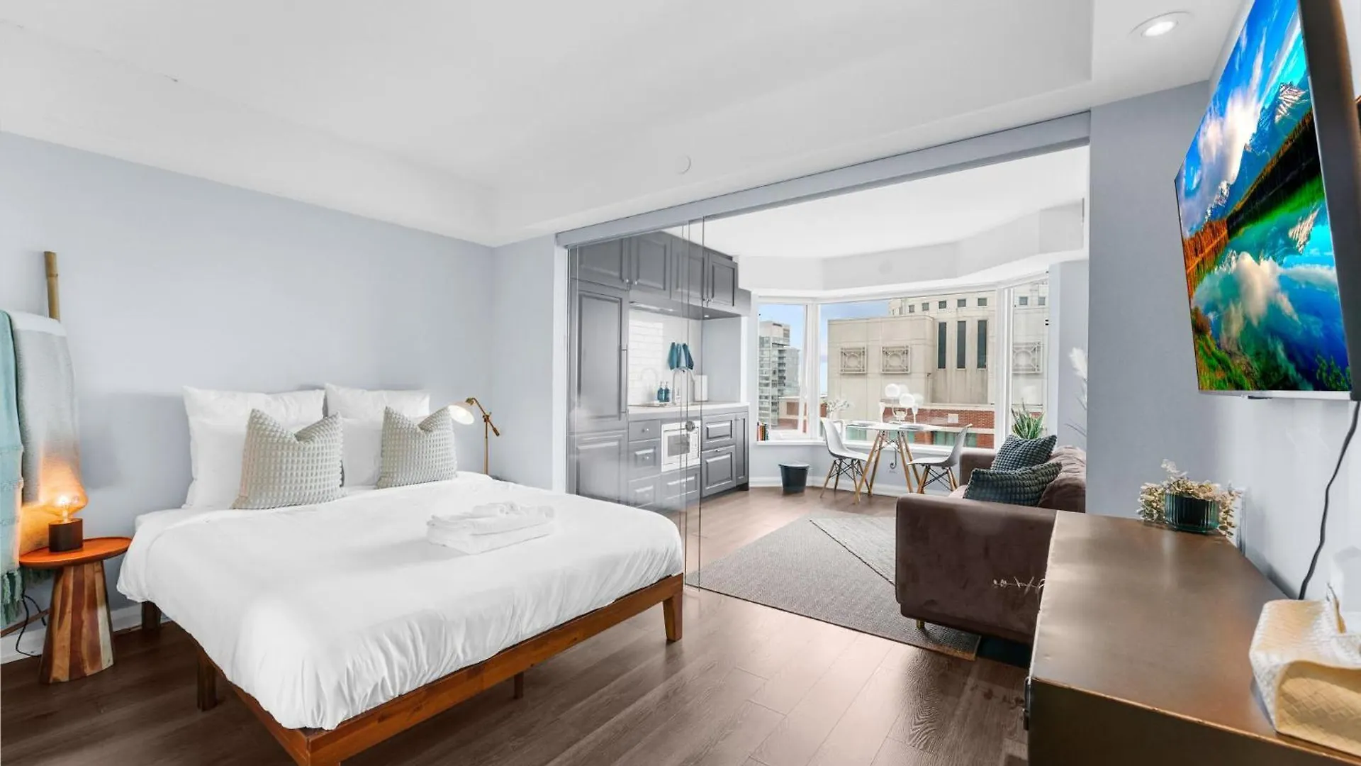 Downtown Toronto Condo With Gym & Subway Access Apartment