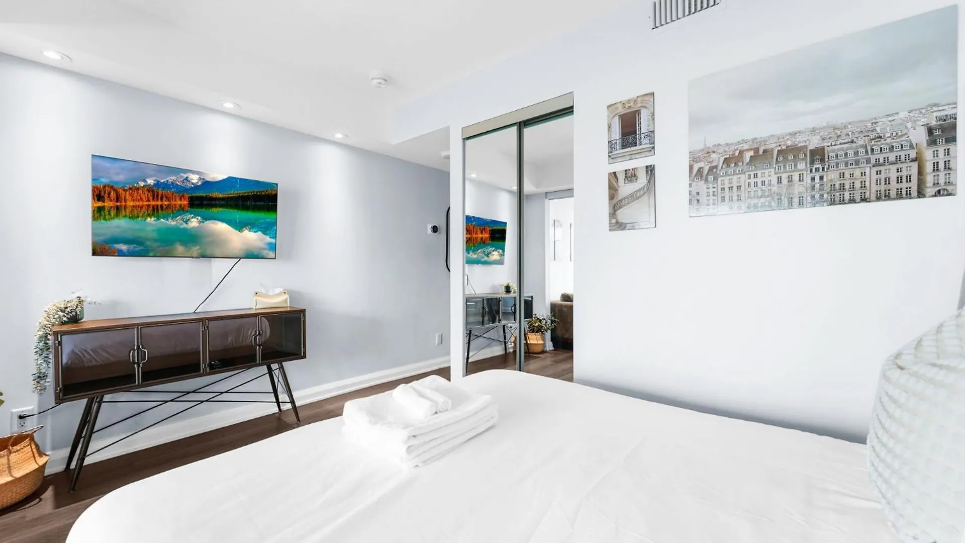 Lejlighed Downtown Toronto Condo With Gym & Subway Access
